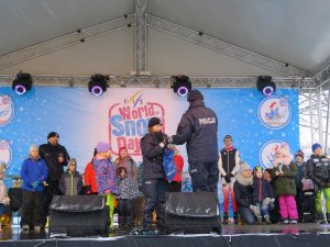 policjanci i dzieci na scenie podczas trwania konkursu