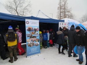 stoisko promocyjne policji i zgromadzone przed nim dzieci oraz dorośli