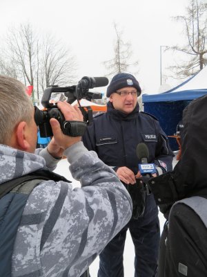 policjant udziela wywiadu