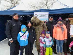 policjanci oraz dzieci na zdjęciu grupowym