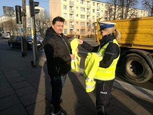 policjantka ruchu drogowego rozdaje odblaski z okazji dnia babci i dziadka