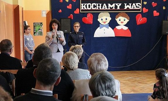 policjantka z druga kobieta występują przed osobami starszymi