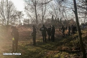 policjanci w miejscu znalezienia zwłok