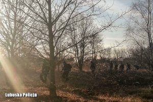 policjanci w miejscu znalezienia zwłok