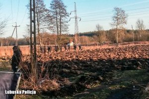 policjanci w miejscu znalezienia zwłok