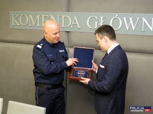 Wręczenie pamiątkowego grawerunku przez Komendanta Głównego Policji