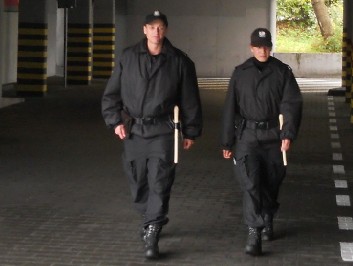 idący ulicą dwaj policjanci prewencji