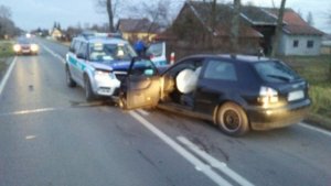 Zdjęcie rozbitej skody policyjnej i audi