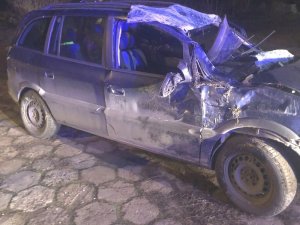 Zdjęcie uszkodzonego samochodu wyciągniętego z rowu.