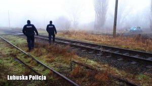 policjanci podczas poszukiwań mężczyzny, który chciał rzucić się pod pociąg