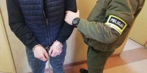 policjant z zatrzymanym mężczyzną