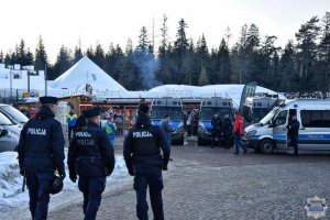 policjanci podczas patrolowania okolic skoczni narciarskiej