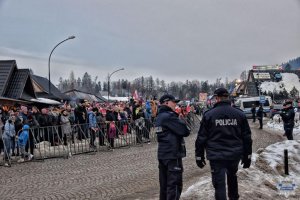 patrol policyjny w trakcie zabezpieczenia zawodów Pucharu Świata w Skokach Narciarskich