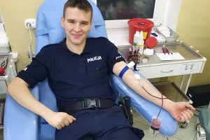 Policjant po raz pierwszy oddający krew.