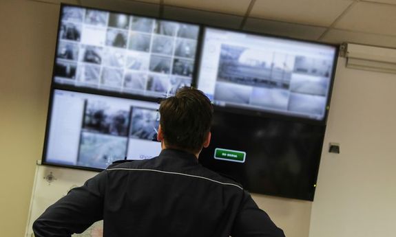 Policjant monitorujący ulice miasta