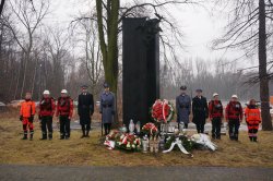 Uroczystość  pod pomnikiem poświęconym ofiarom katastrofy budowlanej