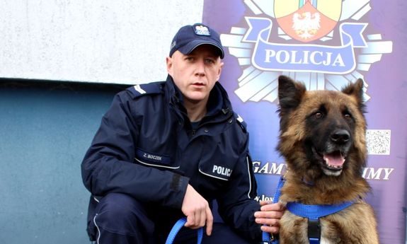 Policjant z psem tropiącym Kazikiem