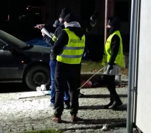 policjanci pod nadzorem prokuratora pracują na miejscu zdarzenia