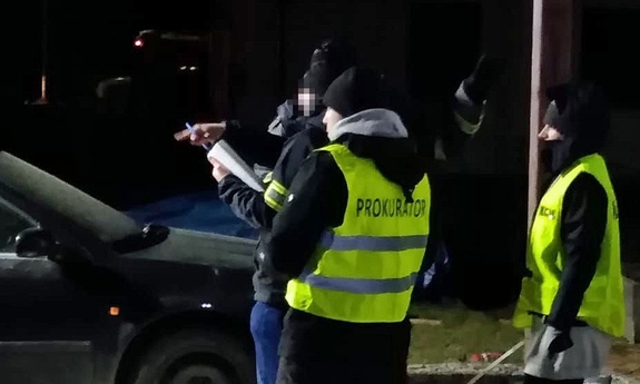 policjanci pod nadzorem prokuratora pracują na miejscu zdarzenia