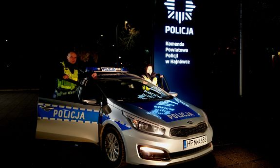 Policjanci z Wydziału Ruchu Drogowego przy radiowozie