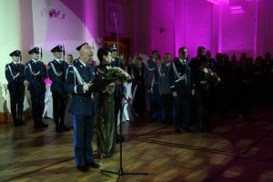 Komendant_Główny_Policji_z_małżonką_czyta_tekst_powitalny