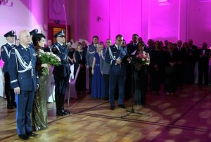 I_Zastępca_Komendanta_Głównego_Policji_z_małżonką czyta_list_od_Marszałek_Sejmu
