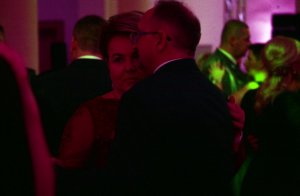 oficerowie Policji z osobami towarzyszącymi podczas bali oficerskiego