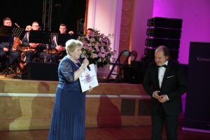 przekazanie czeku na ręce prezes Fundacji Pomocy Wdowom i Sierotom po poległych policjantach