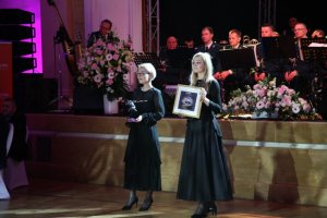 prezentacja voucheru podczas balu oficerskiego Policji