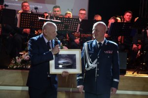 przekazanie voucheru od KGP podczas balu oficerskiego Policji