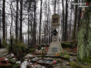 Kapliczka na Szlaku Papieskim w Kozach zniszczona przez wandala