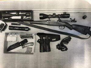 zabezpieczone przez policjantów dowody: broń myśliwska z lunetą, lornetka, naboje, noże, kajdanki