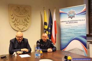 Przemawia Marszałek Województwa Dolnośląskiego w obecności Komendanta Wojewódzkiego Policji we Wrocławiu