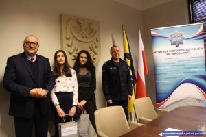 Komendant Wojewódzki Policji we Wrocławiu i Marszałek Województwa Dolnośląskiego z autorkami najlepszej pracy konkursu &quot;