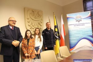 Komendant Wojewódzki Policji we Wrocławiu i Marszałek Województwa Dolnośląskiego z autorkami drugiej najlepszej pracy konkursu &quot;
