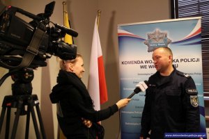 Komendant Wojewódzki Policji we Wrocławiu udziela wywiadu dziennikarce telewizyjnej