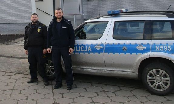 Policjant i strażnik miejski stoją  obok radiowozu