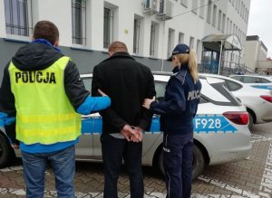 Zatrzymany prowadzony przez policjantów