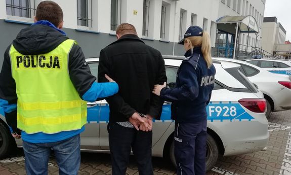 zatrzymany prowadzony przez policjantów