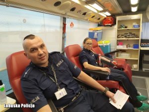 policjanci w trakcie oddawania krwi