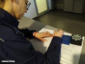 policjantka wypełnia formularz