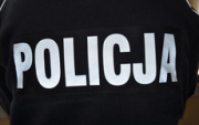 Napis policja na czarnej koszulce