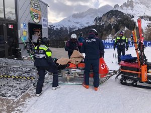 Umundurowani polscy i włoscy policjanci przy saniach ratowniczych.