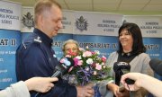komendant miejski policji gratuluje kobiecie