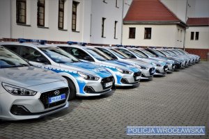 zaparkowane nowe radiowozy dla Policji