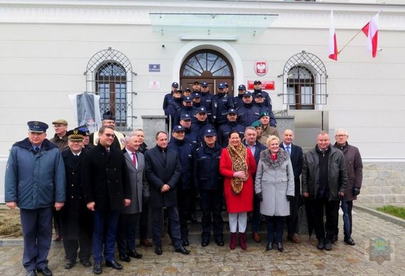 KGP, KWP, policjanci, przedstawiciele innych instytucji oraz zaproszeni goście stoją na schodach podczas uroczystości otwarcia Komendy Powiatowej Policji w Brzegu