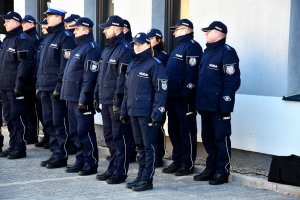 grupa policjantów przed nowym posterunkiem policji