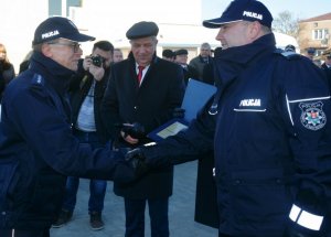 Wręczenie symbolicznego klucza na uroczystości otwarcia PP w Raczkach