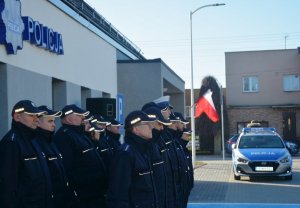 grupa policjantów przed nowym budynkiem posterunku