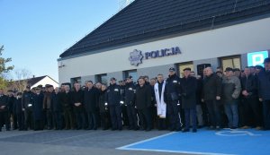 Zdjęcie zbiorowe uczestników uroczystości otwarcia nowego Posterunku Policji